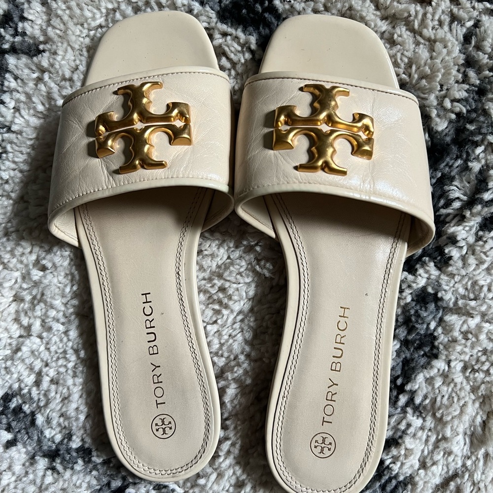 ‼️🚨SOLD‼️🚨
Tory Burch eleanor Cream and Gold Logo size 7